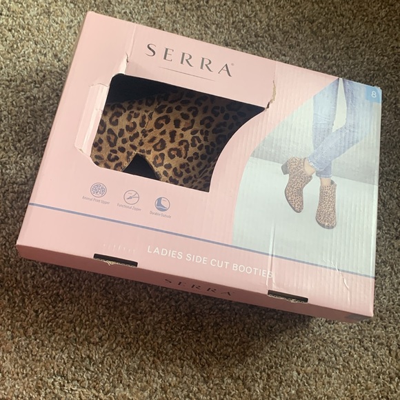 Serra leopard print side cut booties comes with box - Picture 5 of 6
